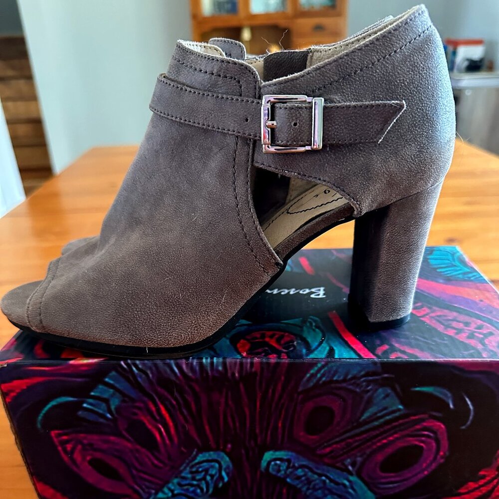 LifeStride Women's Open-Toed Sandals with Side Zipper Closure Size 8M Mushroom